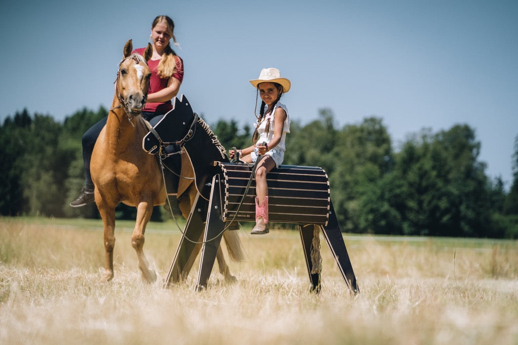 Pferd reitet um Holzpferd im Wilden Westen Western Look