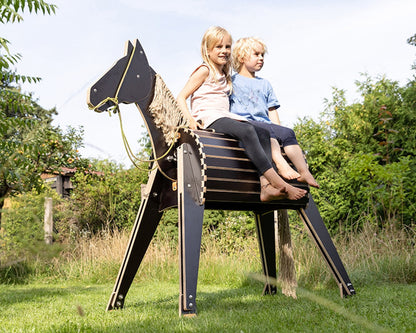 Dein Premium Holzpferd im Garten für Kinder